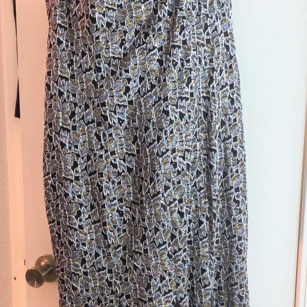 Black and Silver Metallic Lace-Effect Sleeveless Dress - Picture 3 of 10